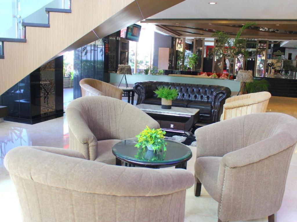 Hermes Palace Hotel Medan Exterior photo
