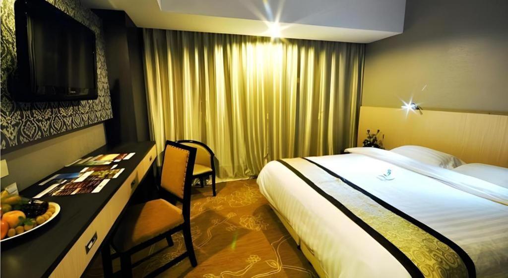 Hermes Palace Hotel Medan Exterior photo