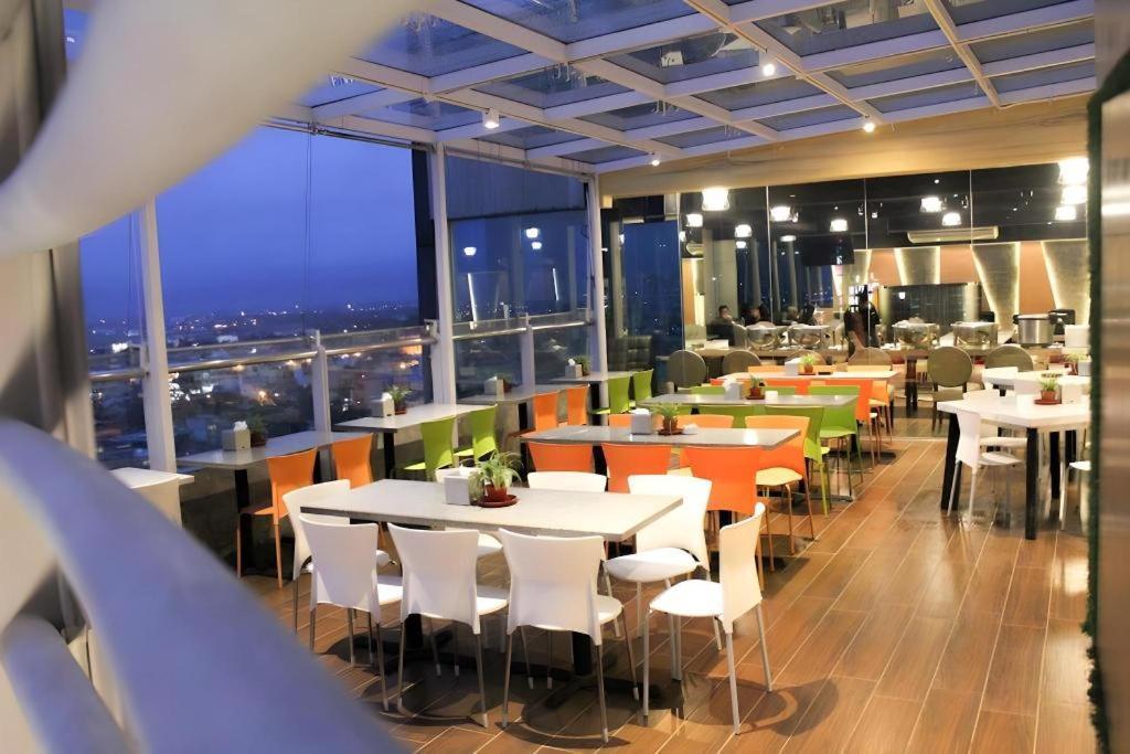 Hermes Palace Hotel Medan Exterior photo